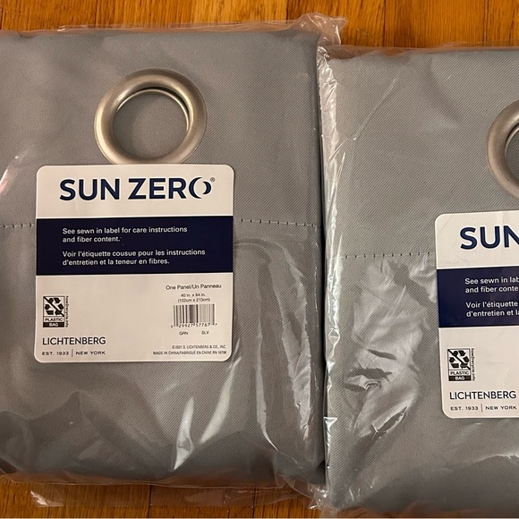 SUNZERO 2 panels NIB 40x84 gray/silver blackout curtains with grommet - Picture 4 of 4